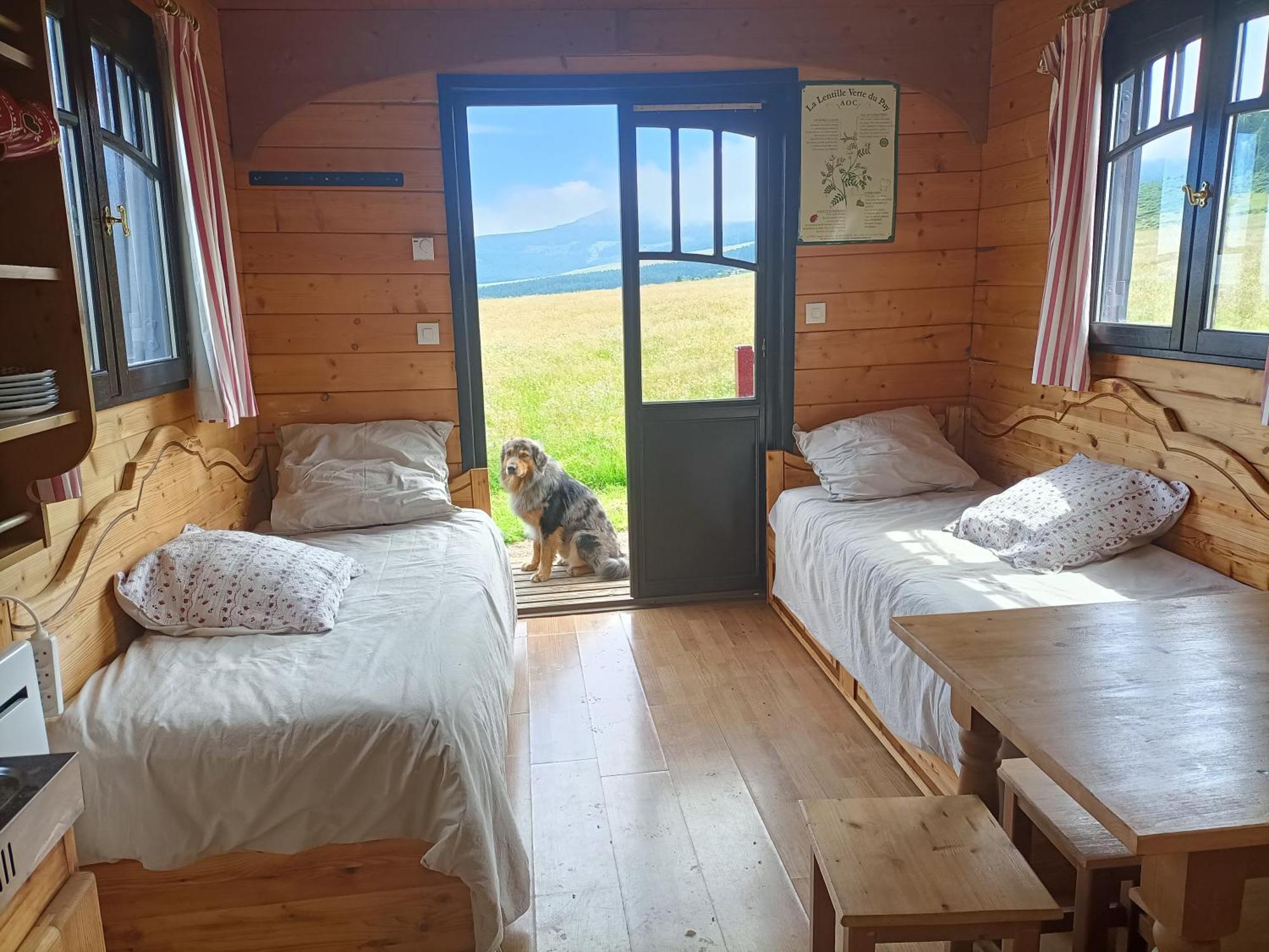 Roulottes - Les Lits De Berger Otel Saint-Front  Dış mekan fotoğraf